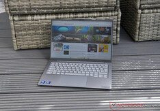 Lenovo ThinkBook 14x bij gebruik buitenshuis in de schaduw