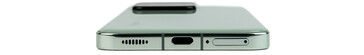 Onderaan: Luidspreker, USB-poort, microfoon, SIM-slot (afbeelding: Daniel Schmidt)