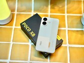 De Xiaomi Poco X8 gaat lang mee, is stevig en laat zich ook niet door water van de wijs brengen.