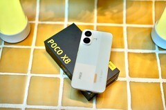 De Xiaomi Poco X8 gaat lang mee, is stevig en laat zich ook niet door water van de wijs brengen.