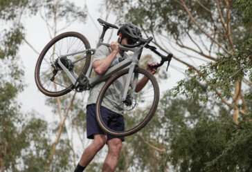 Het carbon frame van de Ride1Up CF Racer1 maakt het een vrij lichte fiets voor die momenten dat u hem een trap op moet sjouwen of over een moeilijk obstakel. (Afbeelding bron:Ride1Up)