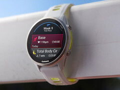 De Forerunner 970 met zijn Whitestone en Translucent Amp Yellow kleurencombinatie. (Afbeelding bron: Garmin)
