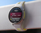 De Forerunner 970 met zijn Whitestone en Translucent Amp Yellow kleurencombinatie. (Afbeelding bron: Garmin)
