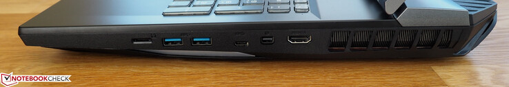 Rechts: microSD-kaartlezer, twee USB 3.1 Gen2 Type-A-poorten, één USB 3.1 Gen2 Type-C-poort, één Mini DisplayPort 1.4-poort, HDMI 2.0-poort