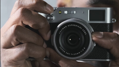 Volgens geruchten zal de Fujifilm X100VI dezelfde lens hebben als de X100V, maar dat betekent niet noodzakelijk dat sensorgebaseerde IBIS van de baan is. (Afbeeldingsbron: Fujifilm)