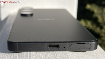 Onderkant: basisrand: USB-C, microfoon, SIM/microSD