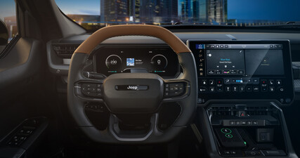 De digitale cockpit van de Recon heeft een centraal 14,5 inch touchscreen display en een 12,3 inch display voor de bestuurder. Speciale off-road apps helpen bij de navigatie in ruw terrein. (Afbeelding bron: Jeep)