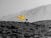 Het mysterieuze „gevechtsstatief“ van Curiosity op Mars. Het bizarre object verscheen in slechts één beeld.