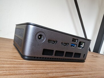 Achterkant: AC-adapter, 2x HDMI 2.1, USB-A 2.0, USB-A 3.2 Gen. 2, 2,5 Gbps RJ-45, Kensington-slot