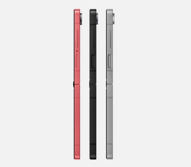 De Samsung Galaxy Z Flip7 (links) vergeleken met de Galaxy Z Flip7 FE (midden) en de Galaxy Z Flip6 (rechts).