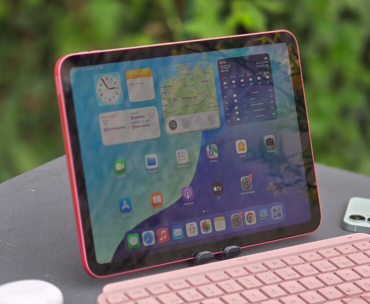 Roze iPad buiten opgesteld met het scherm ingeschakeld en een roze toetsenbord ervoor. (Afbeeldingsbron: Notebookcheck)