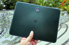 De OnePlus Pad in zijn Halo Green kleurenoptie. (Beeldbron: NotebookCheck)