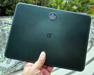 De OnePlus Pad in zijn Halo Green kleurenoptie. (Beeldbron: NotebookCheck)