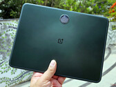 De OnePlus Pad in zijn Halo Green kleurenoptie. (Beeldbron: NotebookCheck)