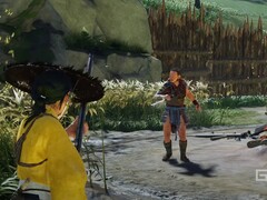 Atsu uit Ghost of Yotei met een geweer in een vijandelijk kamp. (Afbeeldingsbron: PlayStation op YouTube, screenshot)