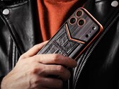 Caviar heeft de iPhone 17 Pro Max in de kleur ‘ Apple ’ voorzien van een magnetische achterhoes.