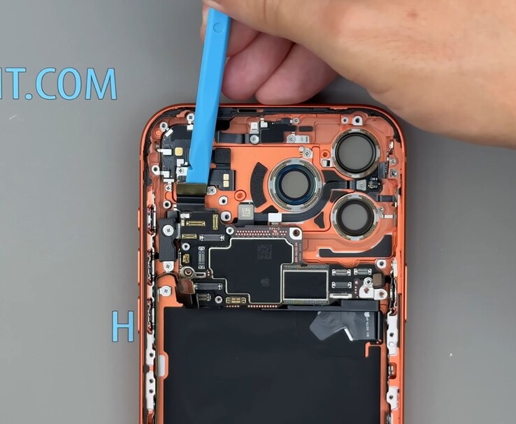 Thermische afbeelding van de iPhone 17 Pro Max waarop de warmteverdeling rond de achtercamera te zien is (bron: How-FixIT via YouTube)