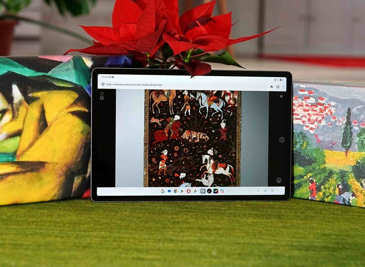 Het 12,7 inch beeldscherm biedt een verversingssnelheid van 144 Hz en een sRGB-dekking van 98%.