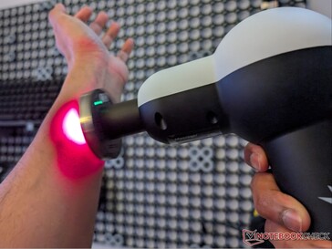 Solbasium S2 massagepistool met opzetstuk voor roodlichttherapie.