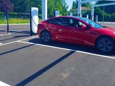 Tesla bij een nieuw V4 Supercharger station in Frankrijk (Afbeelding: Alexandre Druliolle)