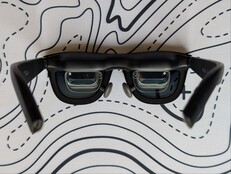 Xreal One Pro AR-bril plat neergelegd