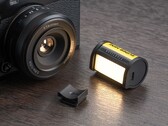 TTArtisan onthult leuke 35mm filmbus LED-lamp met verwijderbare flitsschoenbevestiging. (Afbeeldingsbron: Shoten Kobo)