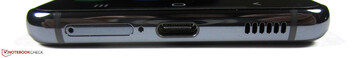 Bodem: Dual-SIM slot, microfoon, USB-C, luidspreker