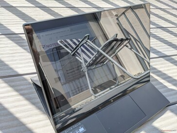 HP EliteBook Folio 13.5 bij gebruik buitenshuis (zon achter de cabriolet)