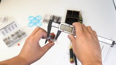 Een afbeelding van de drone in de hand (Beeldbron: Hoarder Sam; screenshot)