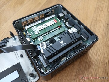 Intel NUC11PAQi7 met Predator drive en koellichaam geïnstalleerd