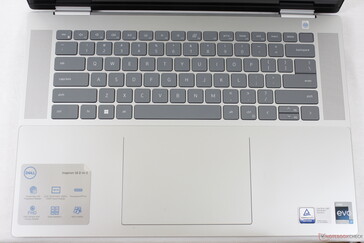 identiek toetsenbord en indeling als op de Inspiron 14 7420 2-in-1. De extra ruimte langs de zijkanten van het toetsenbord wordt ingenomen door luidsprekers