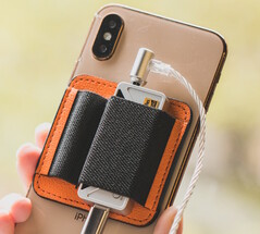 De optionele Magnetic Dongle Holster kan aan elke MagSafe-telefoon worden bevestigd.