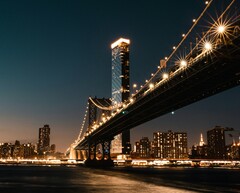 De heldere nachtverlichting van Manhattan, New York (Afbeelding bron: Alejandro Luengo/Unsplash)