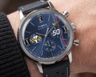 Peanuts® x Timex Marlin® Chronograph, gedragen om de pols, met een blauwe wijzerplaat, een geperforeerde blauwe leren band en een chronograafontwerp met Snoopy-thema.