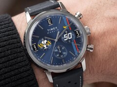 Peanuts® x Timex Marlin® Chronograph, gedragen om de pols, met een blauwe wijzerplaat, een geperforeerde blauwe leren band en een chronograafontwerp met Snoopy-thema.