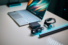 De Qualcomm Snapdragon X Elite SoC in de Asus Vivobook S15 heeft nauwelijks een voedingsadapter nodig om optimaal te presteren. (Afbeeldingsbron: Alex Waetzel / Notebookcheck)