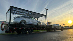 Cybertruck trekt een Model Y (afbeelding: TeslaNewsWire/X)