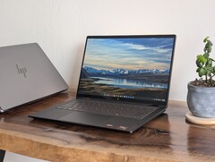 De OmniBook X Flip 14 lijkt misschien identiek aan de OmniBook X 14 met klapscherm, maar de ene biedt aanzienlijk betere grafische prestaties