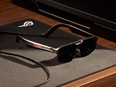 De ROG Xreal R1 wordt geleverd met een dock en kost $849. Afgebeeld: Een promofoto waarop de bril op een tafel te zien is.