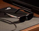De ROG Xreal R1 wordt geleverd met een dock en kost $849. Afgebeeld: Een promofoto waarop de bril op een tafel te zien is.
