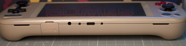 Onder: microSD-kaartlezer (onder klepje); 3,5 mm headset-poort; USB C 4.0 (DisplayPort, Power Delivery)
