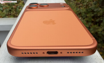 Onder: microfoon, USB-C, volume