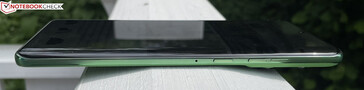 Rechts: aan/uit-knop, volumeknop