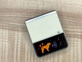 De Galaxy Z Flip4 lijkt klaar te zijn voor een 400 mAh grotere batterij dan de Z Flip3. (Beeldbron: Jacob Krol/CNN)