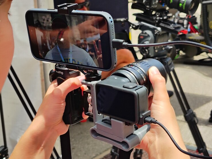 Mission 1 Pro ILS met een 3D-geprinte vatting, linkshandige Small Rig grip, USB-tethered smartphone en TTArtisan APS-C 40mm F2.8 macrolens.