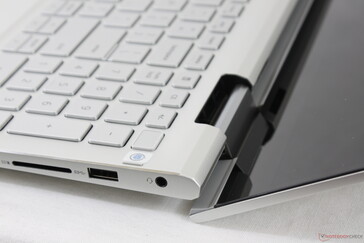 Het openen van het deksel tilt de basis op in een lichte hoek, niet zoals bij sommige Asus ZenBook-modellen