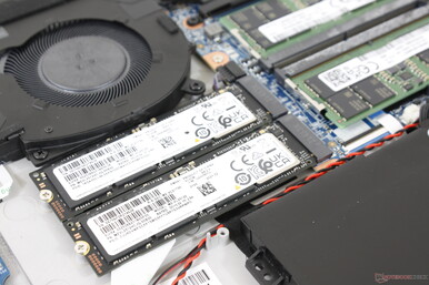 Tot twee PCIe4 x4 SSD's worden ondersteund. Onze testeenheid werd geleverd met twee schijven niet in RAID-configuratie, maar gebruikers kunnen ze desgewenst in RAID 0 of 1 configureren