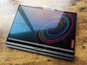 Laptop in gesloten stand met OLED-paneel aan de buitenkant