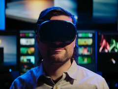 Afbeelding van een gamer die een Valve Steam Frame VR-headset draagt