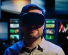 Afbeelding van een gamer die een Valve Steam Frame VR-headset draagt